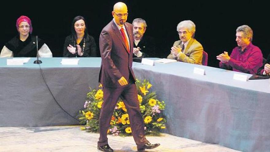 Nicolás Bartolomé Pérez se dirige a leer su discurso de ingreso en la Academia de la Llingua, ayer, en el teatro Campoamor.