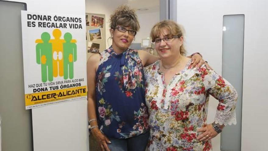 Marisol Villegas y María Teresa García en el Hospital del Vinalopó.