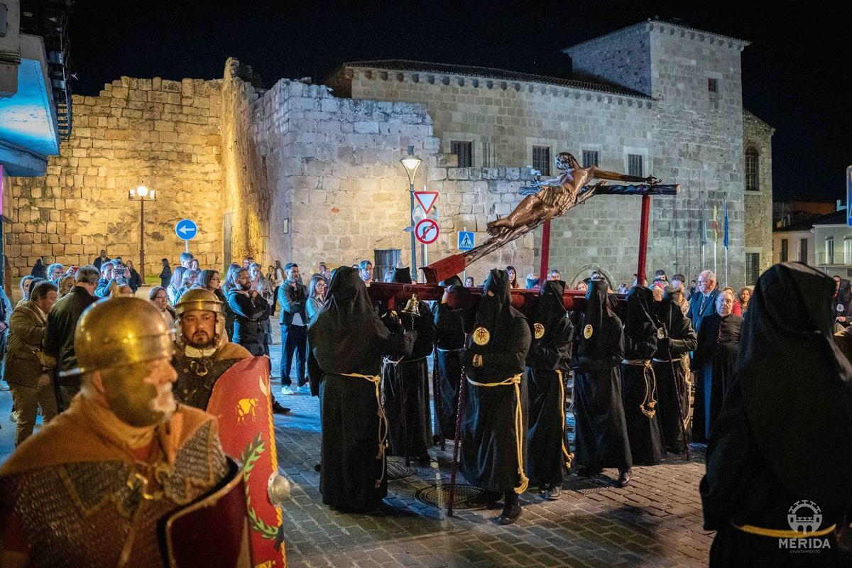 Fotogalería | Mérida se estremece con un multitudinario Vía Crucis en el Anfiteatro Romano
