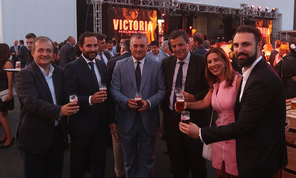 A la apertura de la fábrica, por la mañana, y al acto institucional de la tarde le siguió un cóctel en los aledaños de la planta amenizado con música en directo.