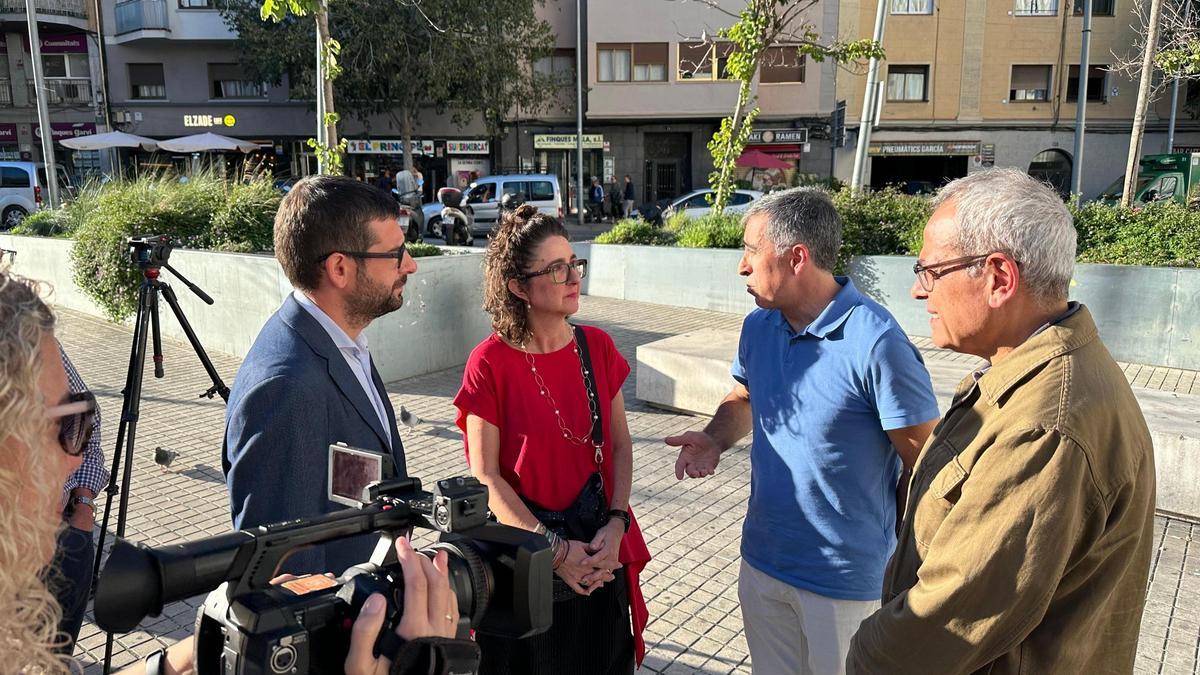 Los concejales de ERC Jordi Castellana y Jaume Graells, con vecinos del entorno de la plaza de la Solidaritat, en L'Hospitalet de Llobregat.
