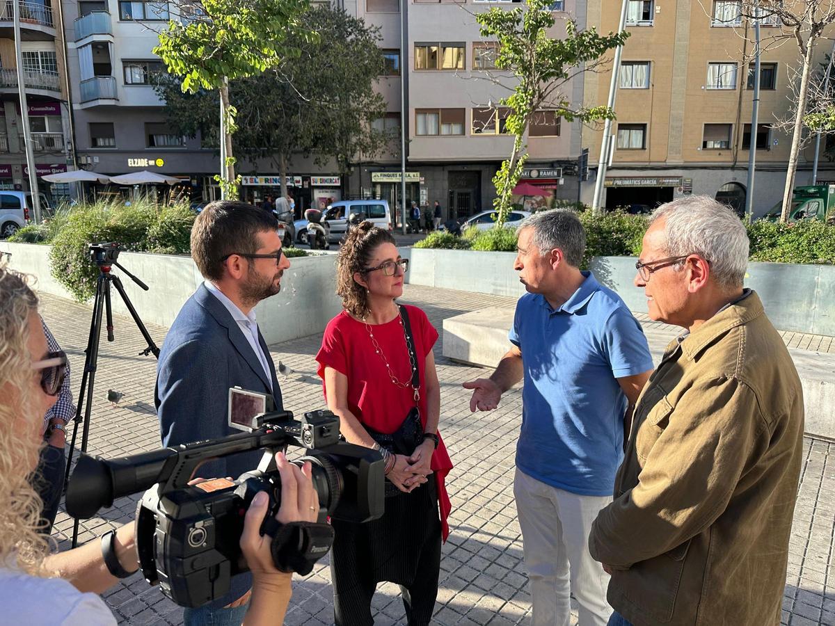 Los concejales de ERC Jordi Castellana y Jaume Graells, con vecinos del entorno de la plaza de la Solidaritat, en L'Hospitalet de Llobregat.