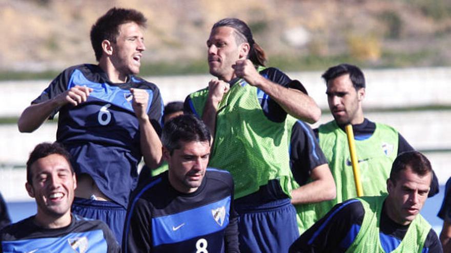 Camacho y Demichelis, en un ejercicio de salto, y tras ellos Jesús Gámez, en el entrenamiento de ayer.