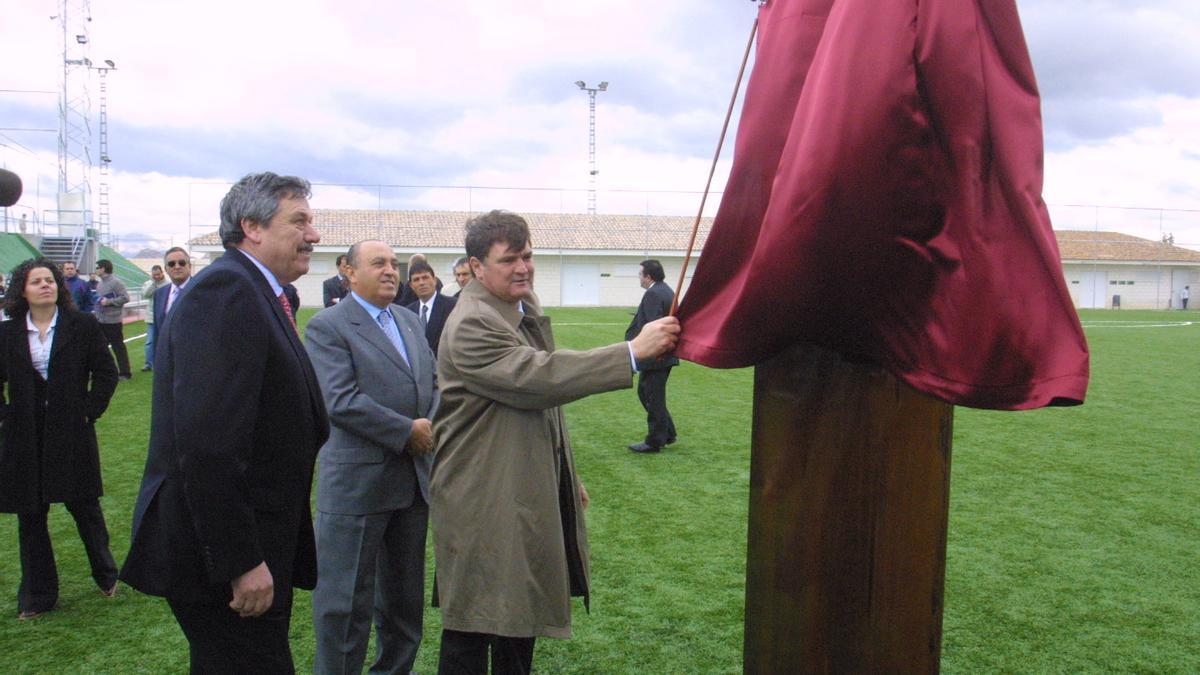 Camacho descubre una placa en el complejo que lleva su nombre en Ceutí, en una foto de 2003.