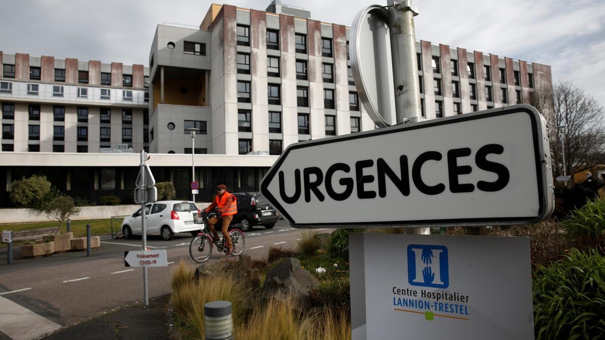 Entrada de urgencias del hospital de Lannion, en Bretaña, donde se detectó por primera vez la nueva cepa.