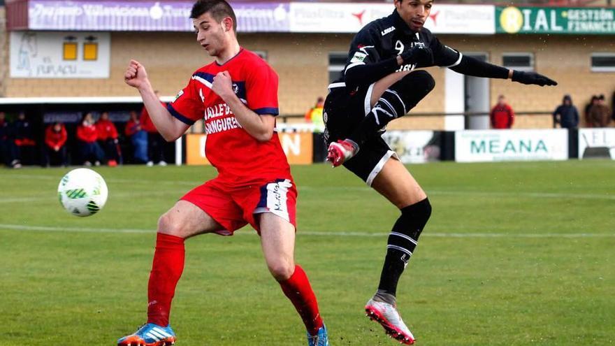 Valdo salta ante un rival en el partido disputado ayer en Les Caleyes.