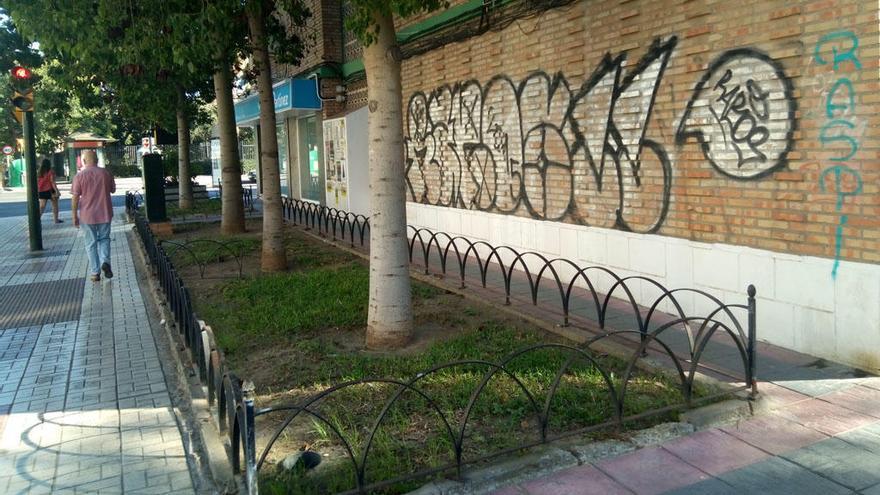 Hacer la puñeta a una comunidad de propietarios, que deberá costear la eliminación de pintadas como esta, en la avenida Gregorio Diego de Puerta Blanca, está a años luz de los murales artísticos que embellecen muchos rincones de Málaga.