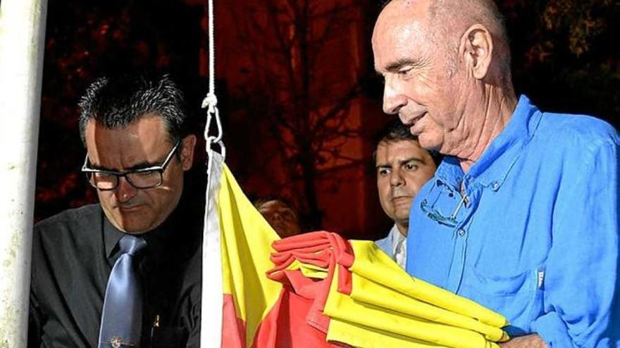 Lluís Llach, a punt per hissar la senyera, ahir a Igualada