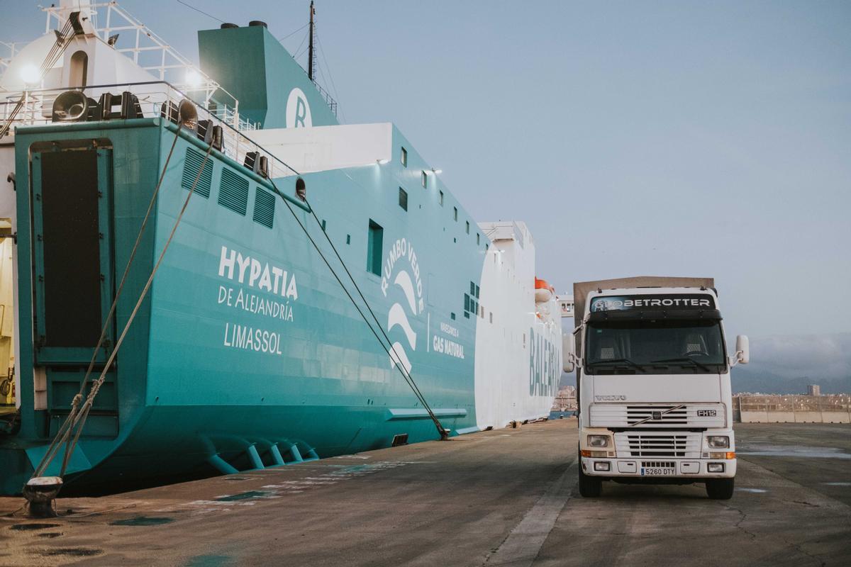 Un camión de trasporte sale de un ferry en el puerto de Palma