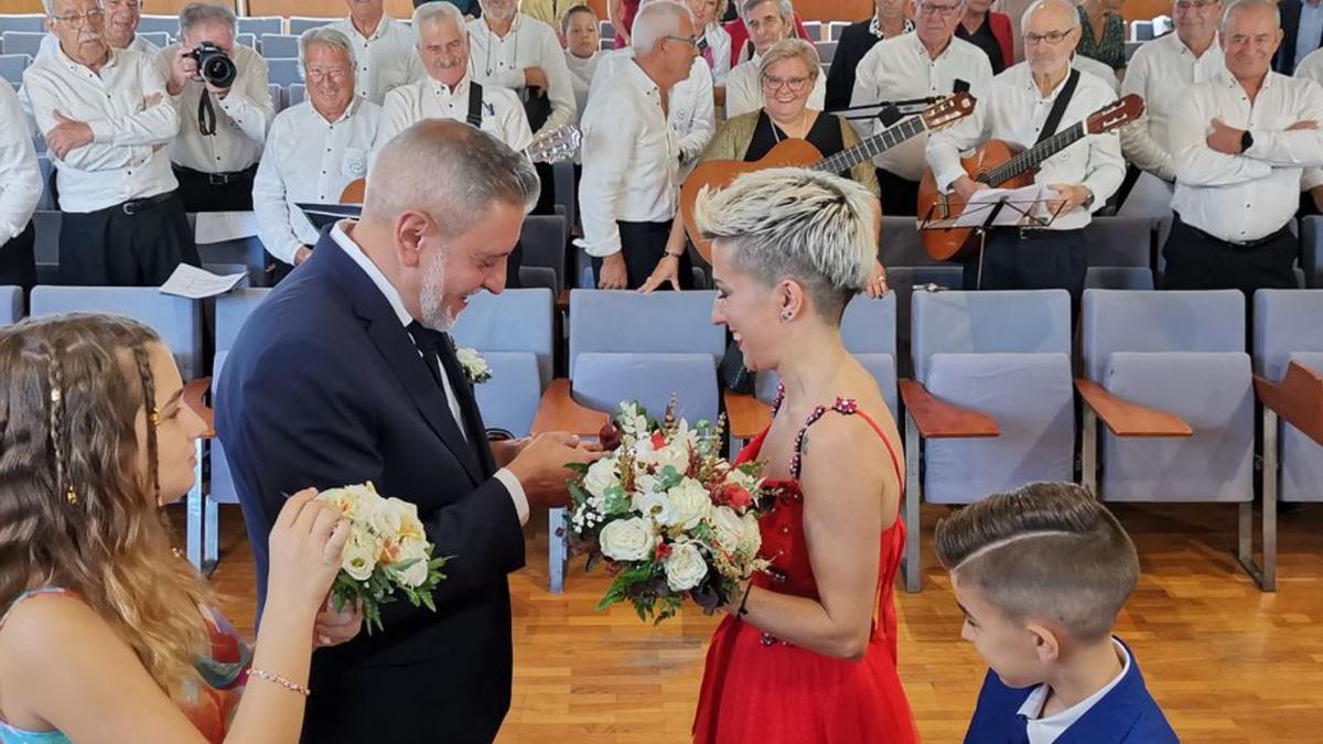 La pareja, durante el enlace, ayer, en el Concello de Cangas. // S.Á.