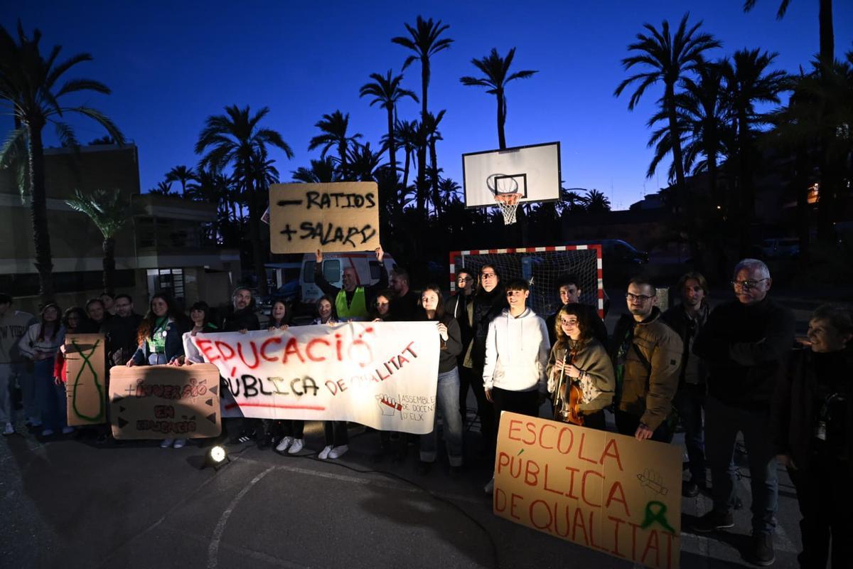 Cincuenta profesores del IES La Torreta de Elche se encierran para reclamar mejoras en la educación pública Cincuenta profesores del IES La Torreta de Elche se encierran para reclamar mejoras en la educación pública