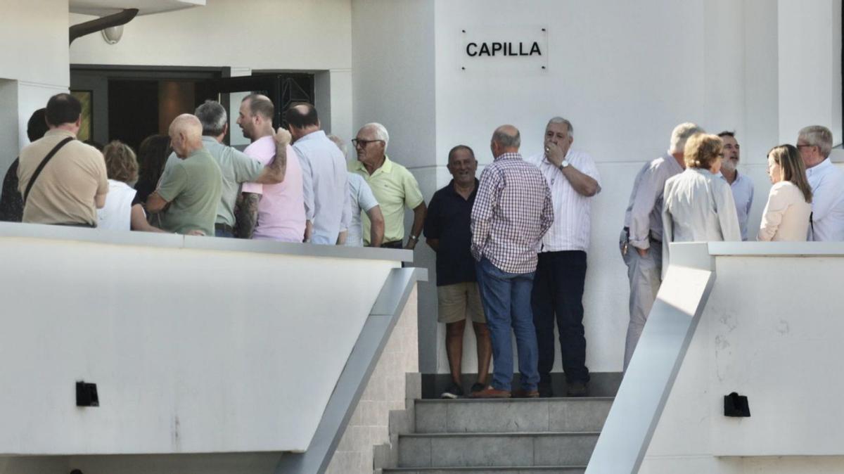 Varias personas en el exterior de la capilla de Los Arenales, tras la celebración de la palabra. | Irma Collín