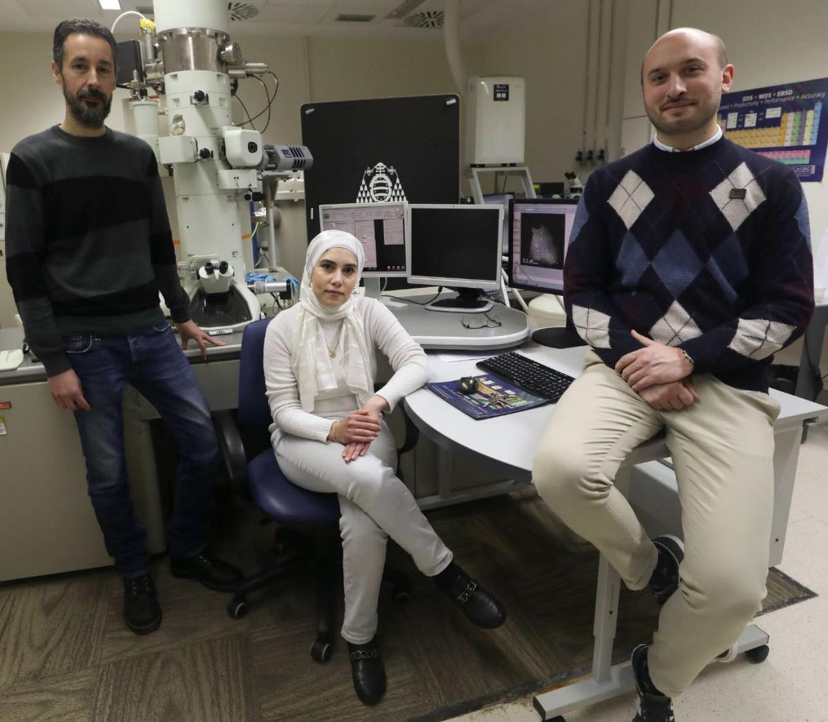 Por la izquierda, Pedro Moral Quirós, Alaa Adawy Mohamed Hassan y Manuel Plaza Martínez, en el laboratorio de microscopía electrónica del edificio Severo Ochoa de la Universidad de Oviedo. | Luisma Murias