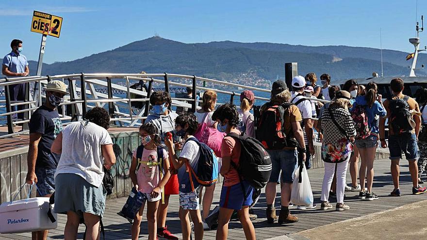 Colas para subirse a uno de los barcos que pusieron rumbo a Cíes ayer.