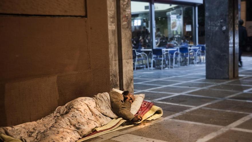 Imagen de un sin techo durmiendo en la calle