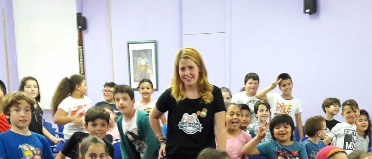 Dulce Victoria Pérez Rumoroso, con los alumnos del colegio Enrique Alonso, durante una jornada de lectura de los cuentos publicados en LA NUEVA ESPAÑA de Avilés.