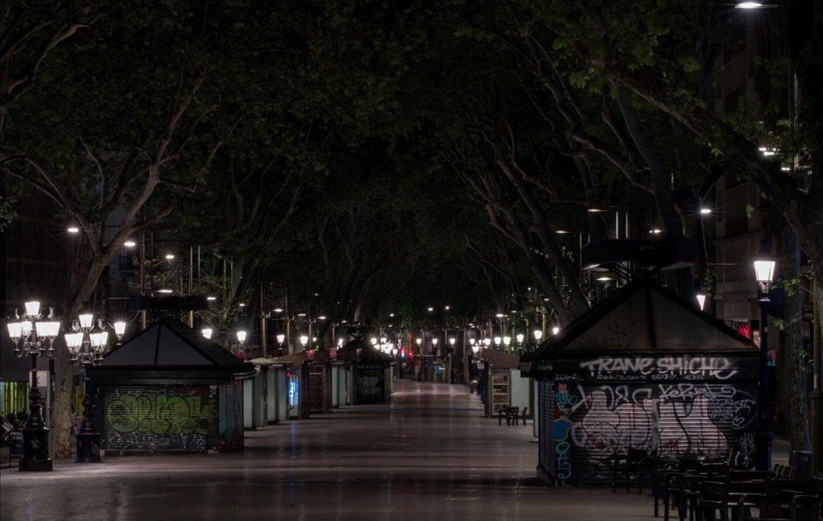  La Rambla de Barcelona, desierta, por la noche.