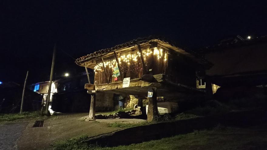 Las luces navideñas de Aciera y Tene, en Quirós, causan gran atracción