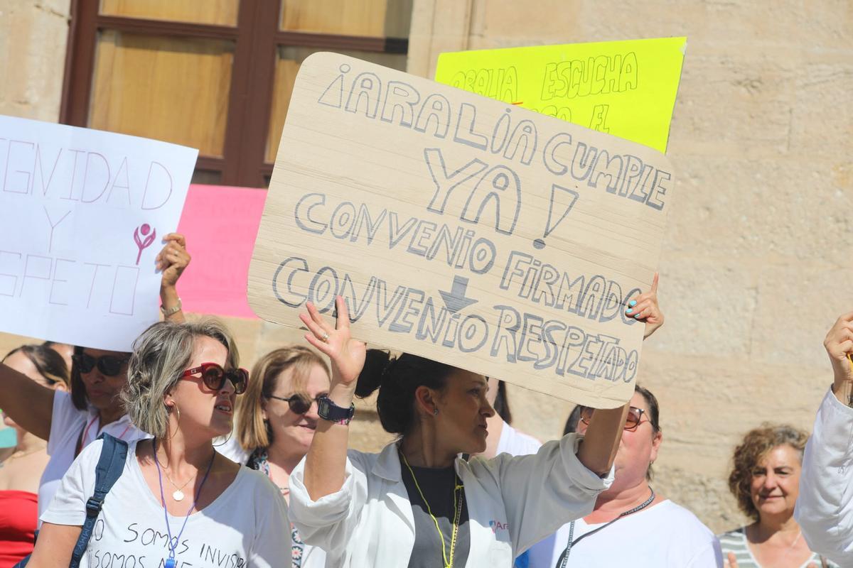 Trabajadoras de ayuda a domicilio de Zamora denuncian impagos de Aralia Trabajadoras de ayuda a domicilio de Zamora denuncian impagos de Aralia