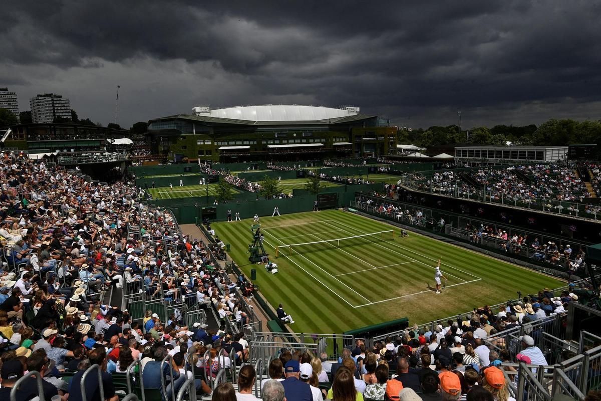 Las nubes cubren las pistas de Wimbledon durante la disputa del principal torneo turístico sobre hierba, en Londres.