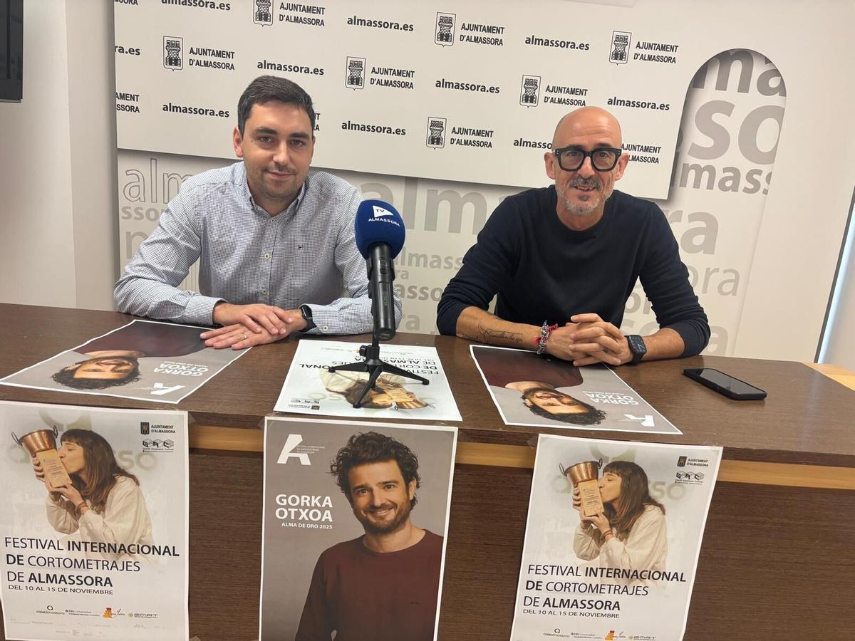 El regidor de Cultura d'Almassora, Vicent Blay, amb el director del festival, Sergi González.