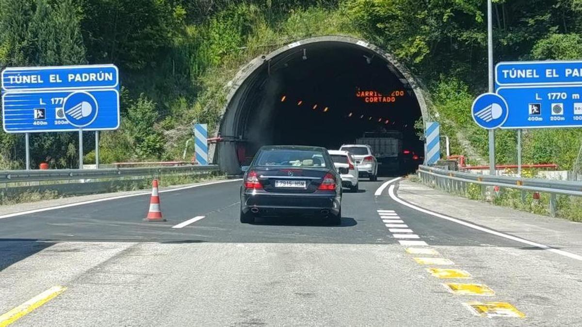 El acceso a los túneles del Padrún, durante las últimas labores, con la nueva señalización de identificación ya instalada.