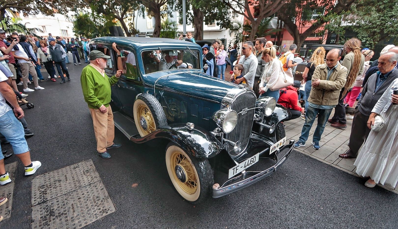 Exhibición de coches antiguos en el Carnaval de Santa Cruz de Tenerife