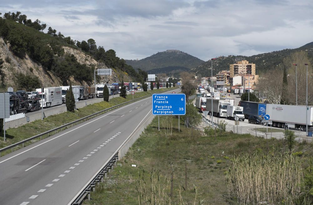 Col·lapse a la Jonquera pel tall a l'AP-7 a Figueres