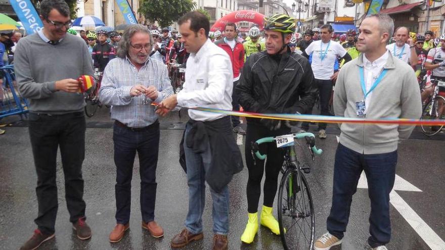 El protocolario corte de la cinta en la línea de salida.