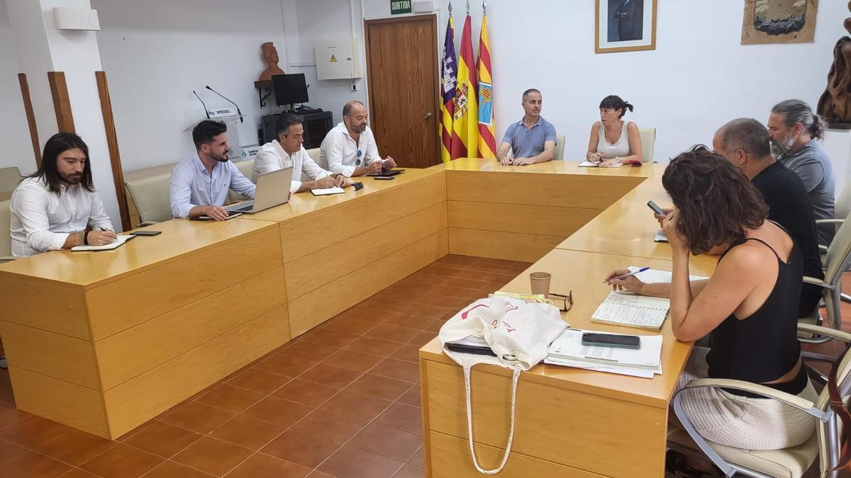 Reunión para la firma del acta el inicio actividad de la contrata de residuso de Formentera