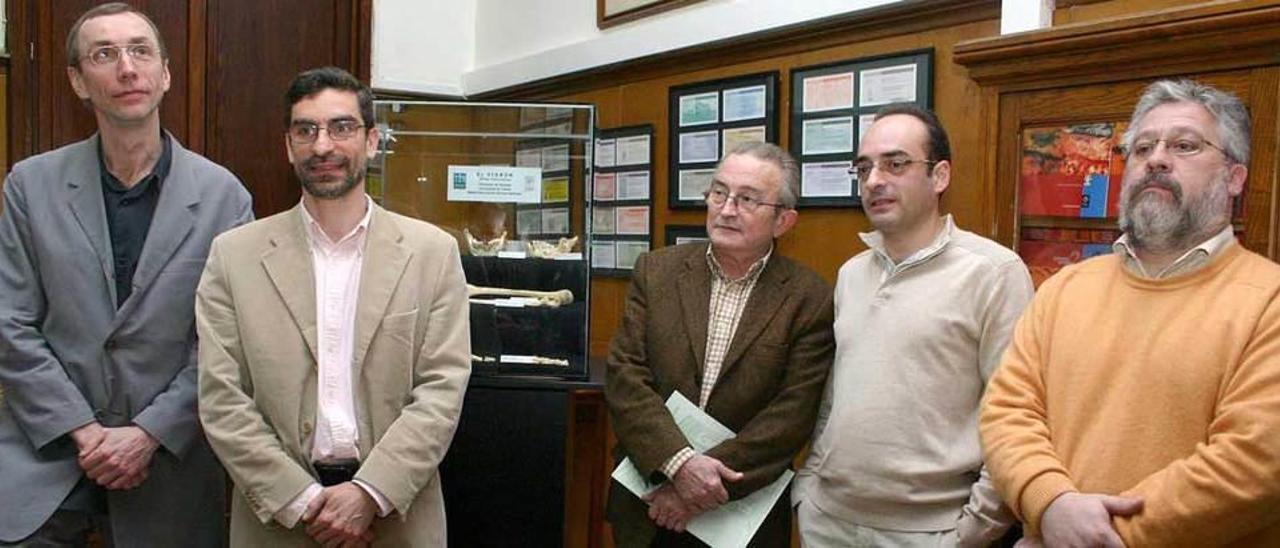 Por la izquierda: Pääbo, Rosas, Fortea, Lalueza-Foz y De la Rasilla, en el Museo de Ciencias Naturales de Madrid, en 2007.