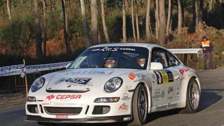 Iván Ares pilota su nuevo Porsche durante un tramo del Rally Serra da Groba. / la opinión