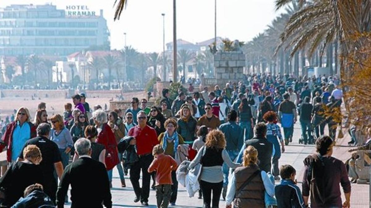 El paseo marítimo y la playa de Sitges, ayer, abarrotados de domingueros.