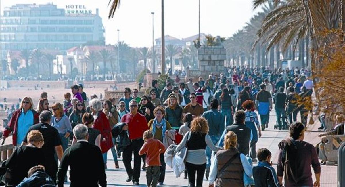 El passeig marítim i la platja de Sitges, ahir, abarrotats de gent.