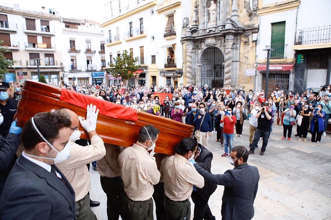 Adiós a Julio Anguita: Córdoba despide entre aplausos a su primer alcalde de la democracia