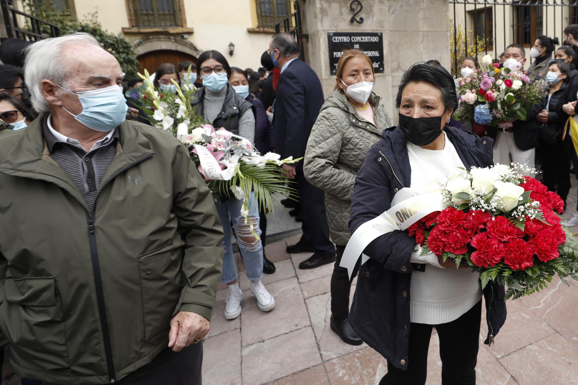 Entre lágrimas, aplausos y "sin odio": así despidió Oviedo a Erika, la niña de 14 años asesinada en el portal de su casa