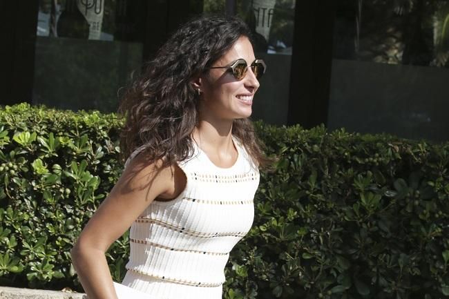 El look de Xisca Perelló con vestido blanco para recibir a los reyes eméritos en Mallorca