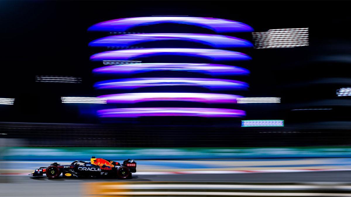 Verstappen, al frente de la tabla de tiempos en el circuito de Sakhir