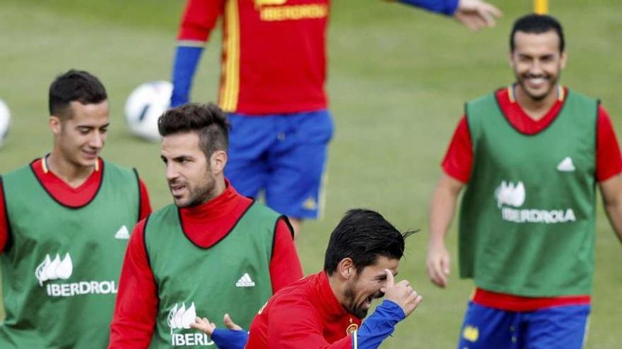 Nolito, ayer, con Cesc, Lucas Vázquez y Pedro Rodríguez. // JuanJo Martín