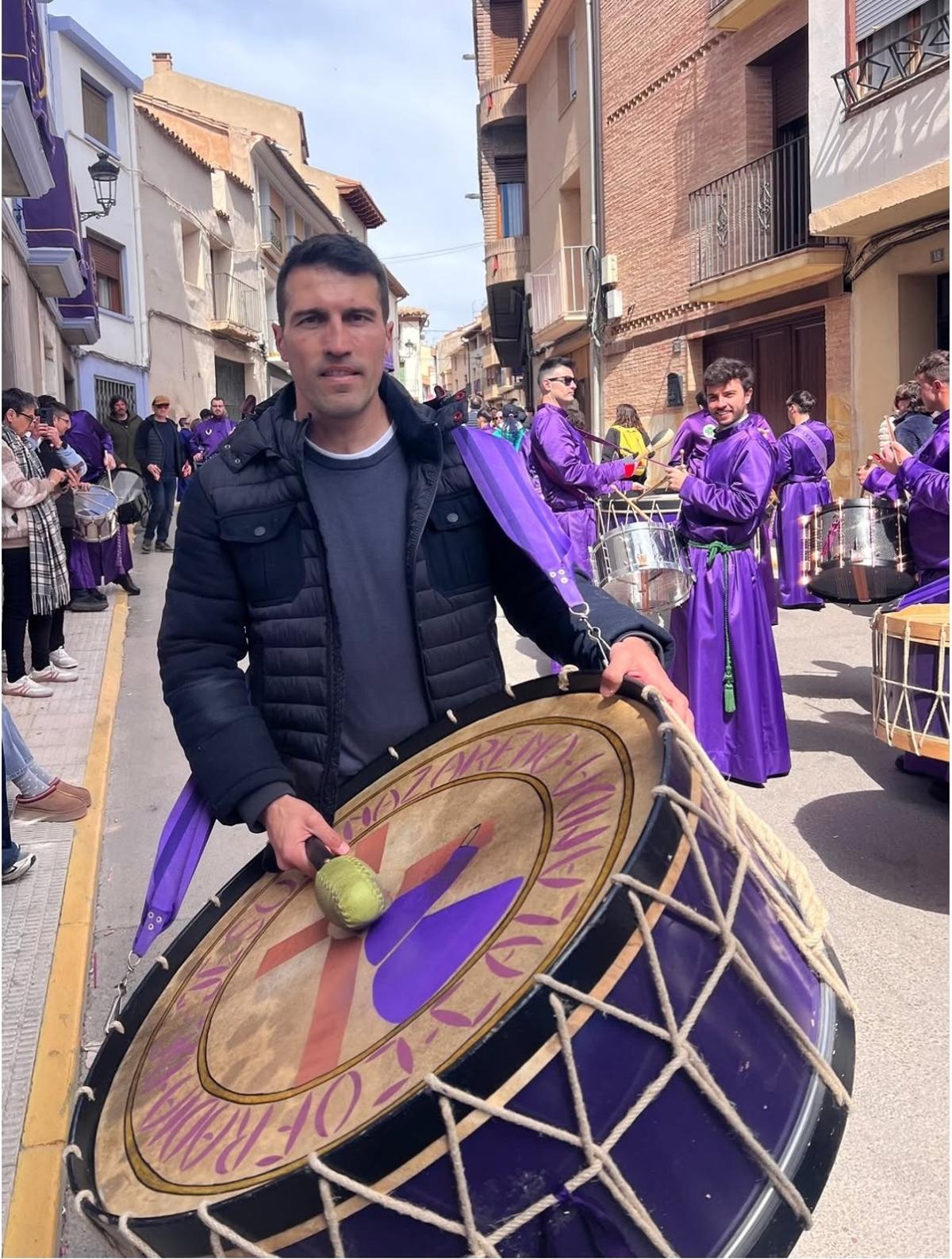Zapater con un bombo este Viernes Santo.