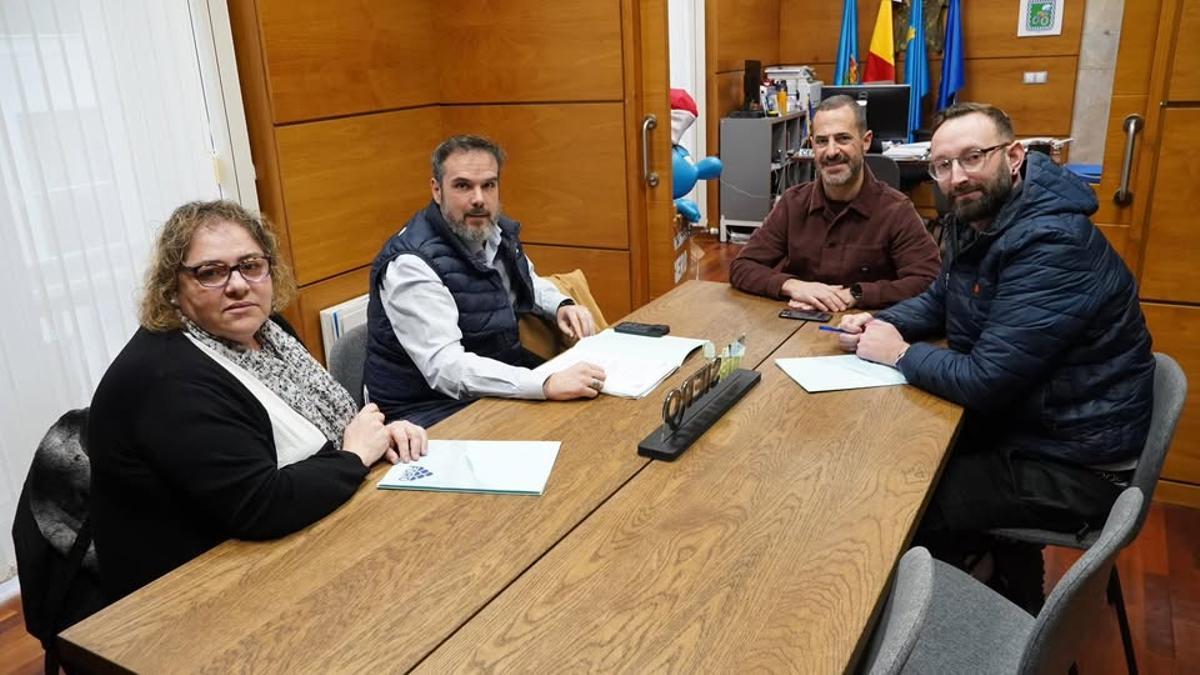 Por la izquierda, Laura Feijóo, Hugo Nava, Ángel García y Francisco Javier Cuesta, reunidos en el Ayuntamiento