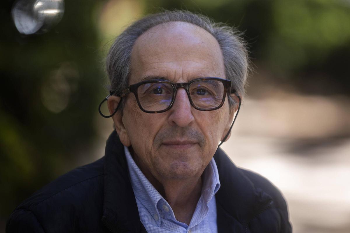 Antonio Nebot posa para Levante-EMV ante la Jefatura Superior de Policía Nacional de Valencia