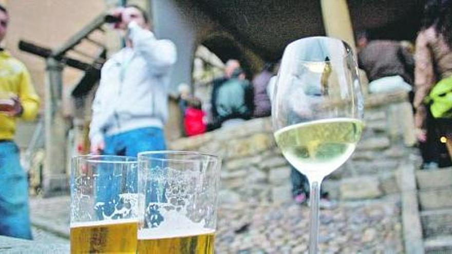 Clientes de El Carbayedo, el sábado al anochecer, degustando una consumición en la plaza.