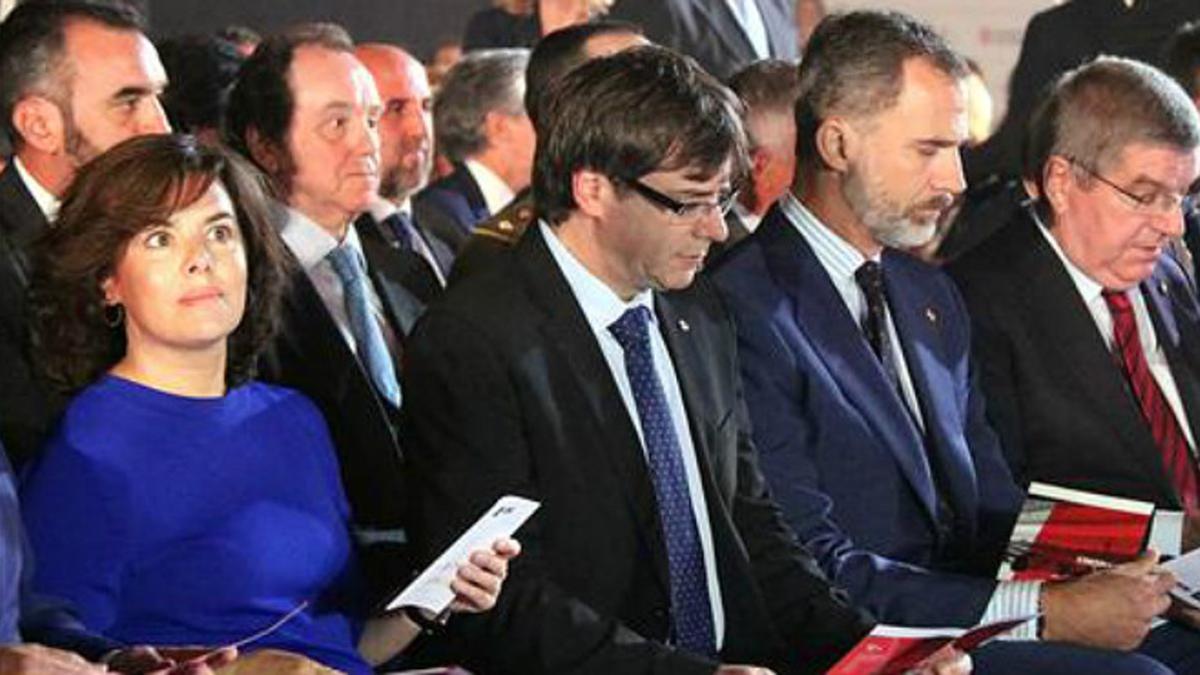 Santamaría, Puigdemont y el rey Felipe en el CAR de Sant Cugat