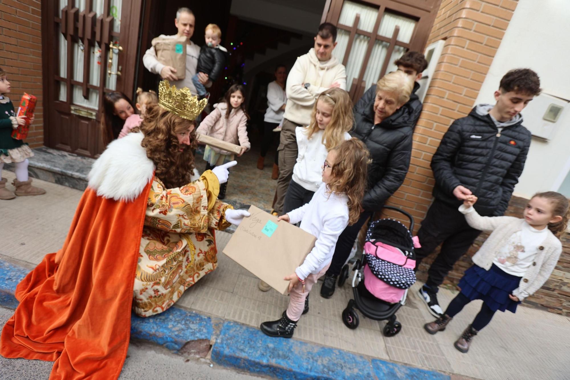 Los Reyes Magos entregan los regalos casa por casa en Vila-real