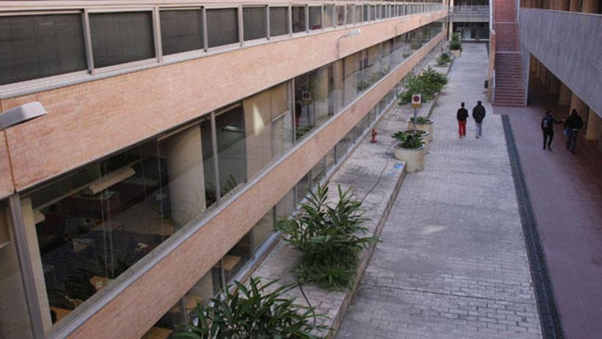 Pasillos de la Escuela de Informática, en Teatinos.