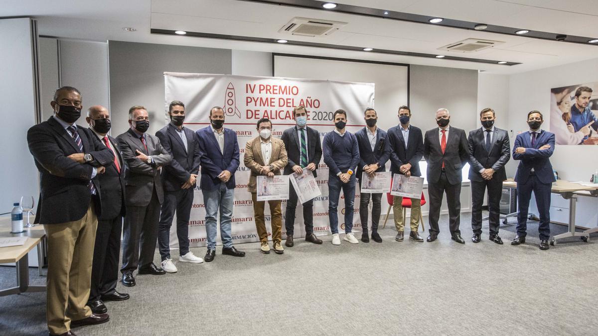 Los premiados de la edición 2020 de Pyme del Año de Alicante junto a las autoridades de la Cámara de Comercio, Banco Santander, Diputación Provincial y Diario INFORMACIÓN.