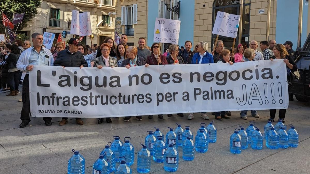 Protesta de vecinos y concejales antes del pleno de la Diputación el pasado 21 de noviembre.