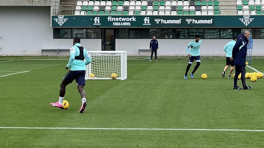 Sabaly durante un entrenamiento del Real Betis en la CD Luis del Sol