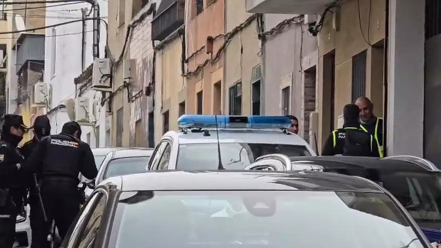 VIDEO | Las imágenes del registro policial en la casa de la madre del detenido por el crimen en la barriada de Cerro de Reyes